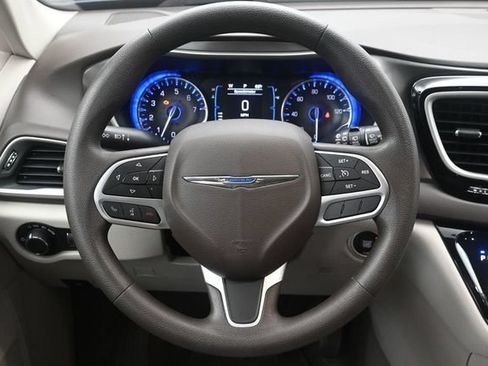 Used 2017 Chrysler Pacifica Touring w/ Tire & Wheel Group FWD image 24