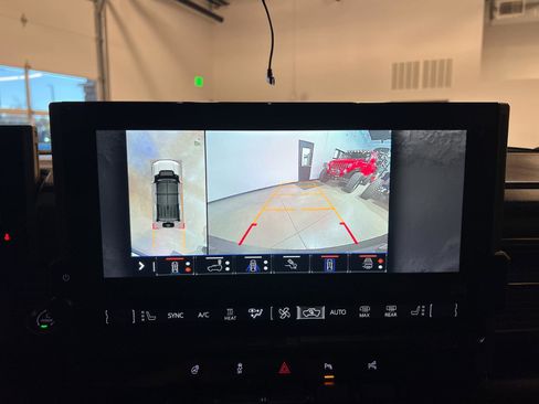 Used 2025 GMC Hummer EV 2X w/ LPO, Roof Cross Rail Package AWD/4WD image 18