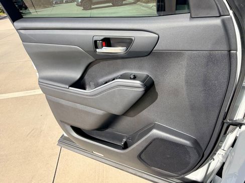 Used 2024 Toyota Highlander LE image 23