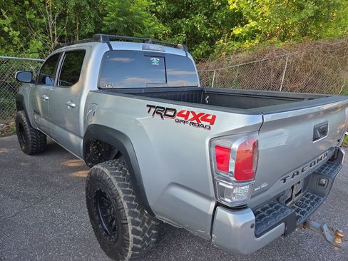 Used 2022 Toyota Tacoma TRD Off-Road w/ Technology Package AWD/4WD image 2