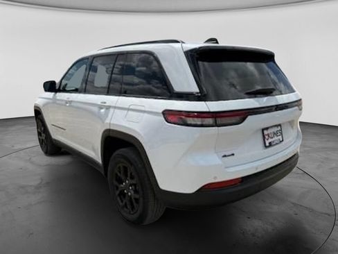 Used 2024 Jeep Grand Cherokee Altitude AWD/4WD image 8