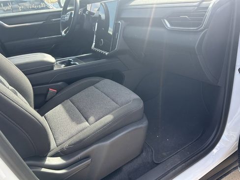 Used 2025 GMC Acadia Elevation image 12