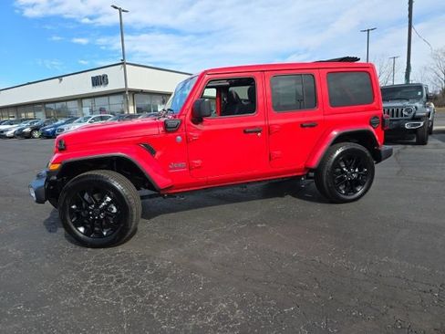 Used 2025 Jeep Wrangler Unlimited Sahara w/ Safety Group AWD/4WD image 4