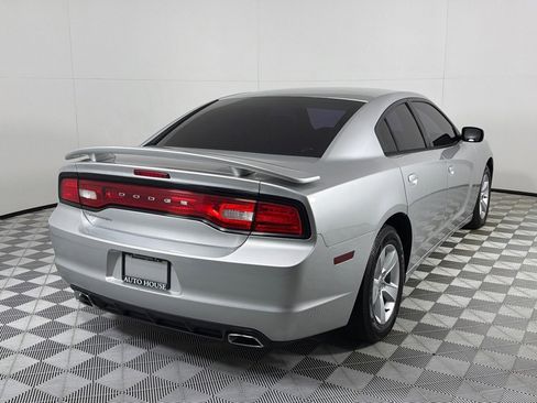Used 2012 Dodge Charger SE RWD image 4