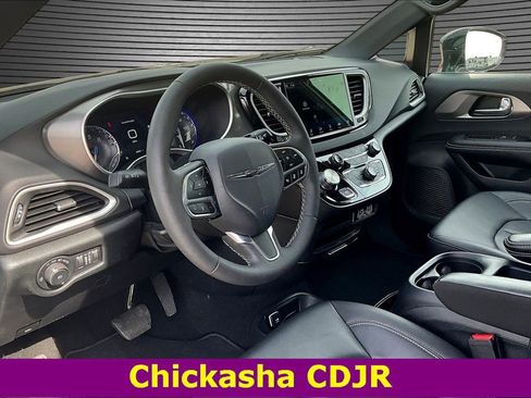 Used 2025 Chrysler Pacifica Select image 17