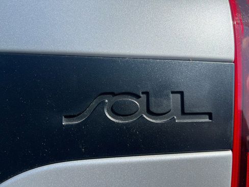 Used 2021 Kia Soul LX image 12