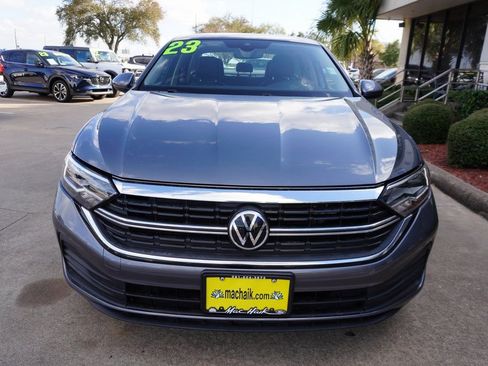 Used 2023 Volkswagen Jetta SE image 2