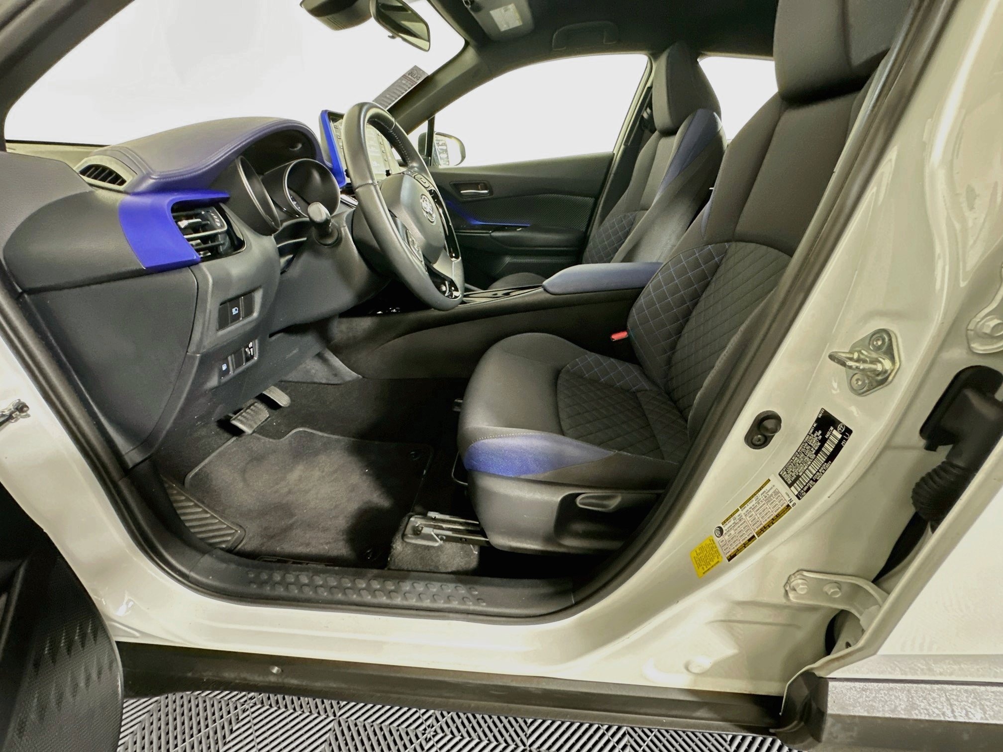 Used 2022 Toyota C-HR XLE FWD image 12
