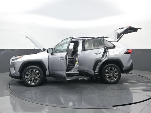Used 2022 Toyota RAV4 XLE Premium AWD/4WD image 35