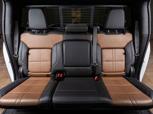 Used 2024 Chevrolet Silverado 3500 High Country w/ Technology Package image 35