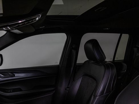 New 2025 Jeep Grand Cherokee Altitude image 30