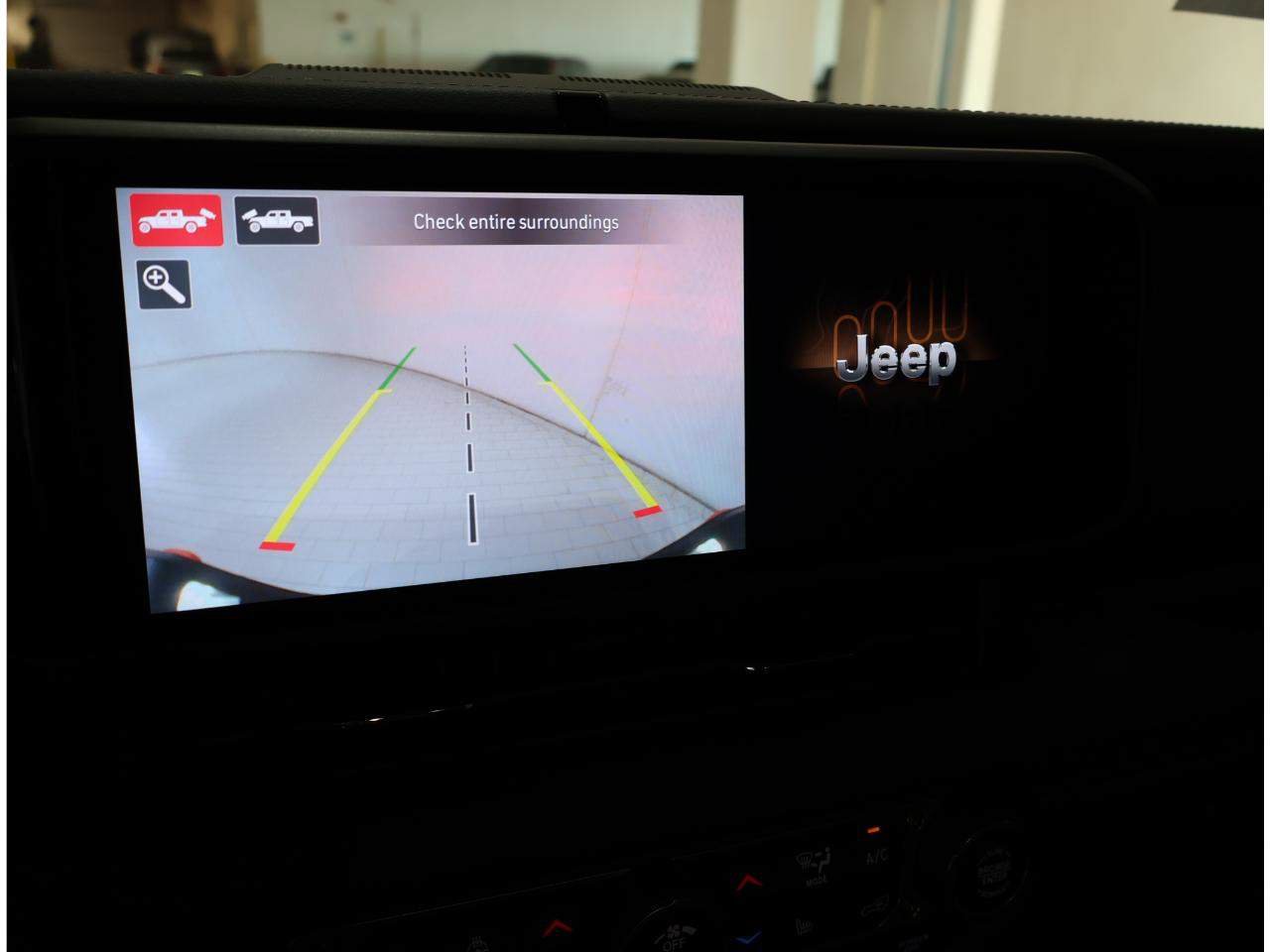 Used 2025 Jeep Gladiator Mojave w/ Safety Group AWD/4WD image 18