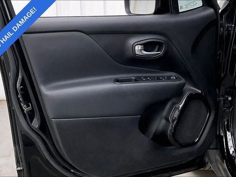 Used 2017 Jeep Renegade Altitude FWD image 20