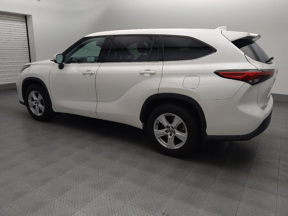 Used 2021 Toyota Highlander LE FWD image 3