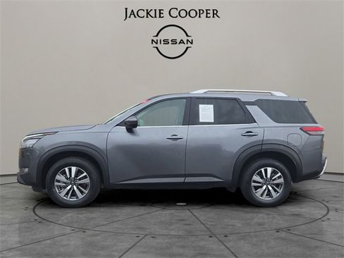 Certified 2025 Nissan Pathfinder SL image 2