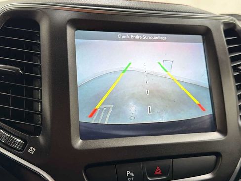Used 2019 Jeep Cherokee Trailhawk AWD/4WD image 19