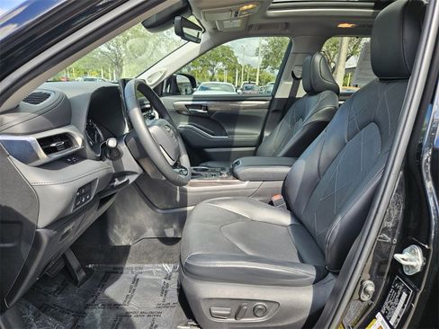 Used 2022 Toyota Highlander Platinum image 3