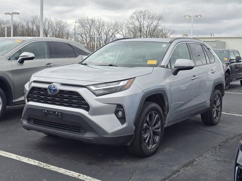 Used 2022 Toyota RAV4 XLE Premium image 3
