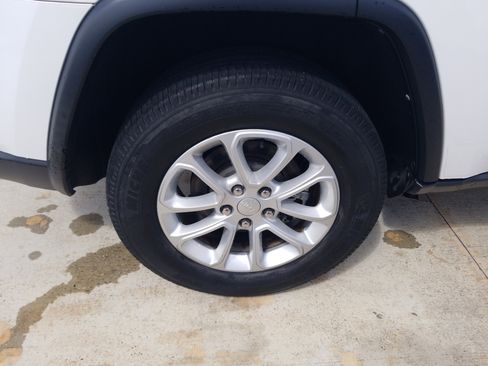 Used 2022 Jeep Grand Cherokee Laredo E image 23