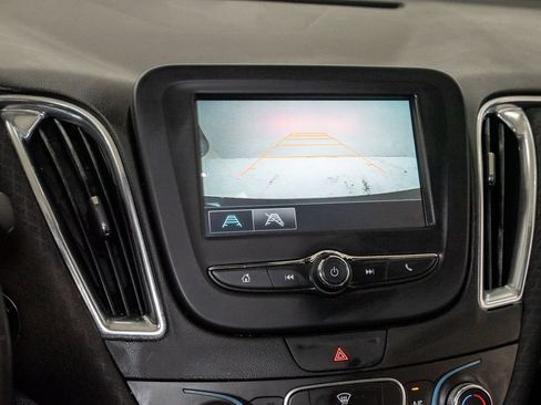 Used 2017 Chevrolet Malibu LT FWD image 16