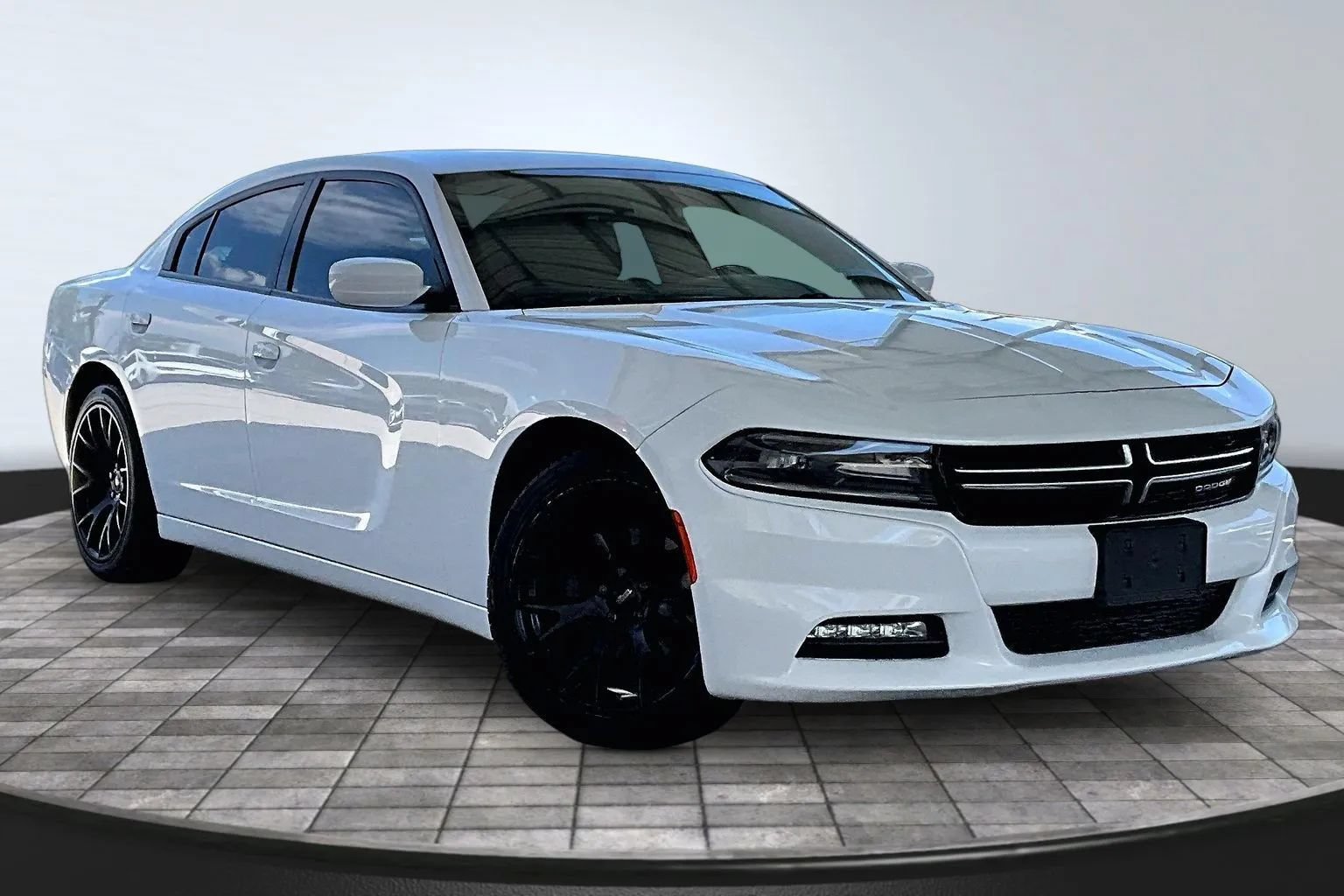 Used 2018 Dodge Charger SXT Plus w/ Navigation & Travel Group RWD image 3
