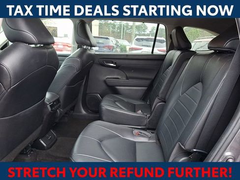 Used 2023 Toyota Highlander XLE image 10