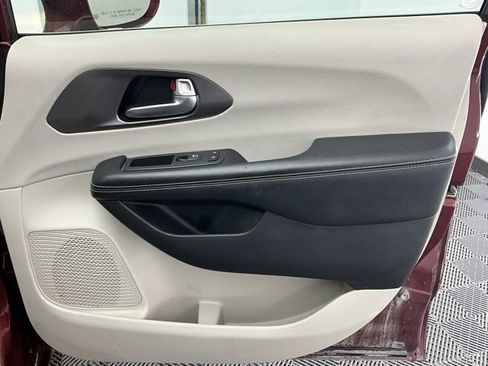 Used 2020 Chrysler Pacifica Touring-L Plus image 16