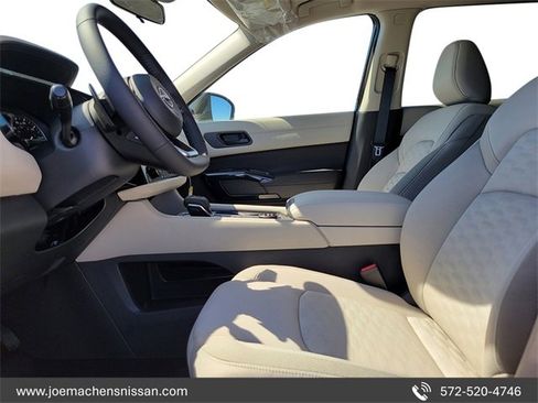 New 2025 Nissan Pathfinder SV image 27
