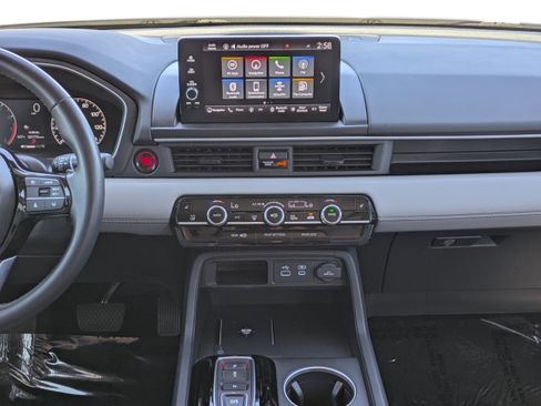 Used 2025 Honda Pilot Touring image 17