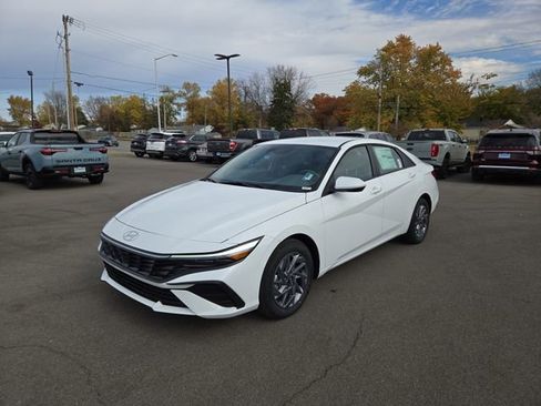 New 2026 Hyundai Elantra Hybrid FWD image 2