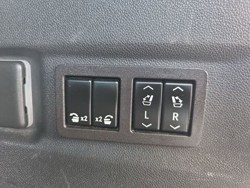 Used 2023 Chevrolet Suburban Premier image 18