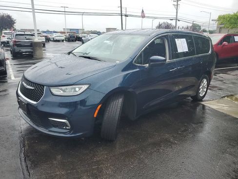 Used 2023 Chrysler Pacifica Touring-L FWD image 2