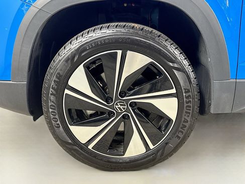 Used 2025 Volkswagen Taos SE w/ Panoramic Sunroof Package AWD/4WD image 29