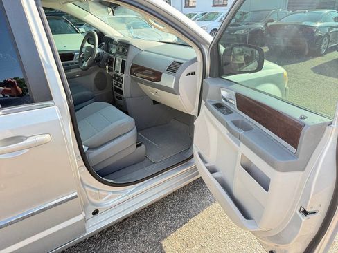 Used 2010 Chrysler Town & Country Touring image 23