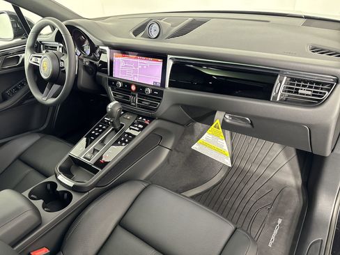 Certified 2025 Porsche Macan image 31