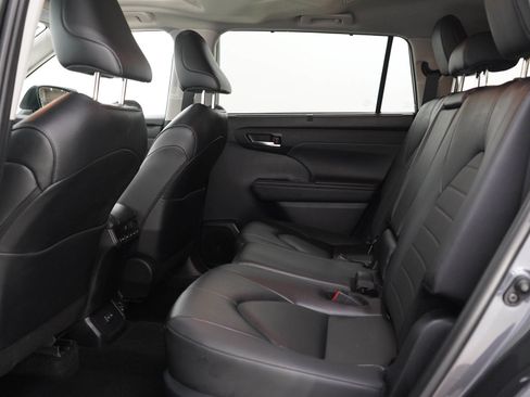 Used 2025 Toyota Highlander XLE AWD/4WD image 19