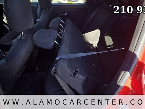 Used 2015 Jeep Renegade Latitude FWD image 30