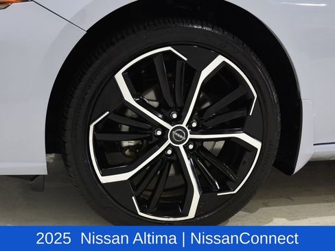 Used 2025 Nissan Altima 2.5 SR w/ SR Premium Package image 6