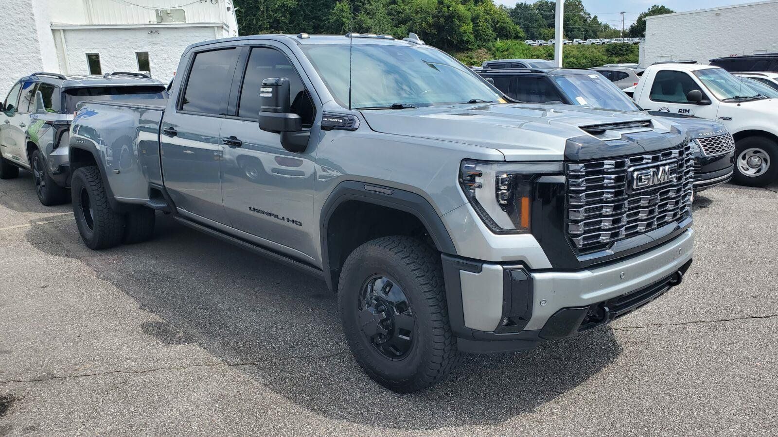 Used 2025 GMC Sierra 3500 Denali Ultimate AWD/4WD image 2