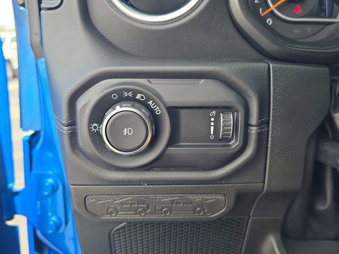 Used 2024 Jeep Wrangler Unlimited Sahara w/ Technology Group AWD/4WD image 22