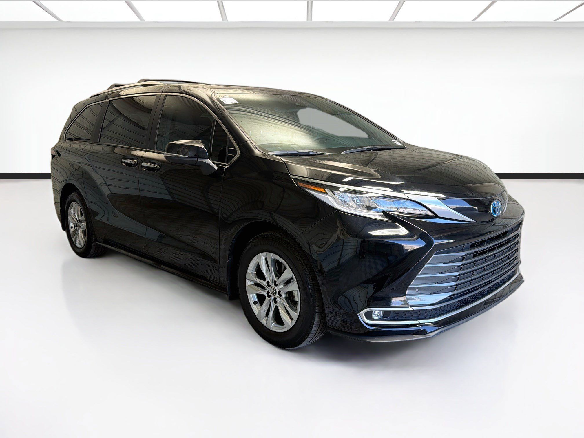 Used 2025 Toyota Sienna Limited FWD image 3
