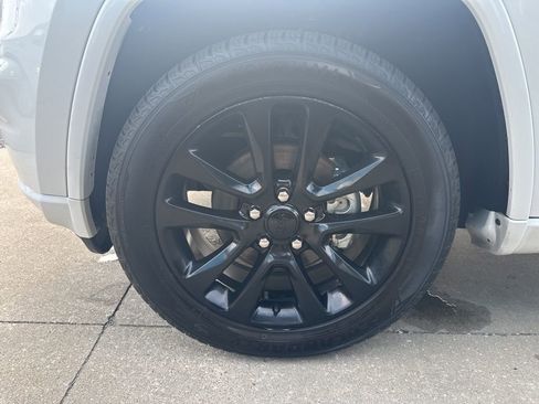 Used 2017 Jeep Grand Cherokee Altitude image 6