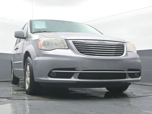 Used 2013 Chrysler Town & Country Touring image 48