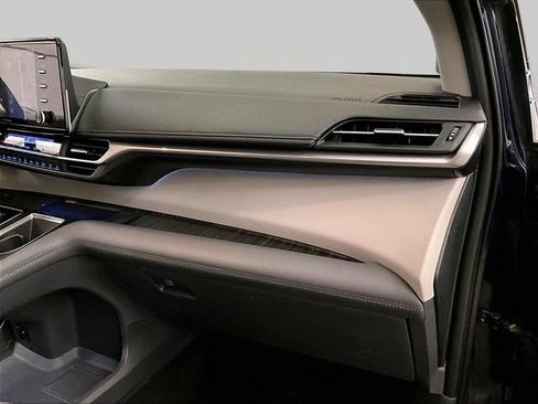 Used 2021 Toyota Sienna Limited FWD image 15