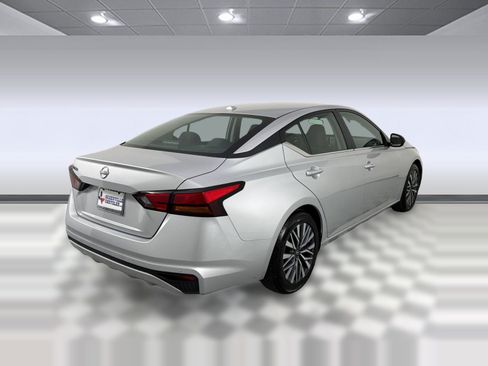 Used 2025 Nissan Altima 2.5 SV FWD image 9