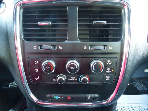 Used 2016 Dodge Grand Caravan SXT image 30