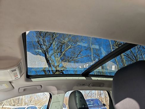 Certified 2025 Volkswagen Taos SE w/ Panoramic Sunroof Package image 15