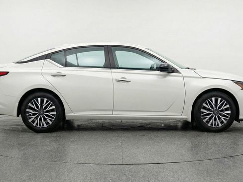 Used 2025 Nissan Altima 2.5 SV image 11