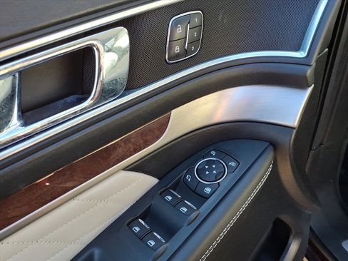 Certified 2018 Ford Explorer Platinum image 16
