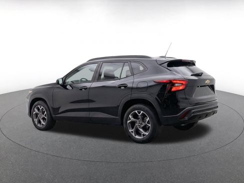 Used 2025 Chevrolet Trax LT FWD image 5